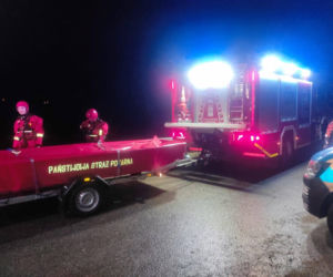 Koszmarny finał piątkowego wieczoru. Auto wpadło do stawu. W środku cztery osoby