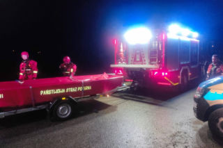 Koszmarny finał piątkowego wieczoru. Auto wpadło do stawu. W środku cztery osoby