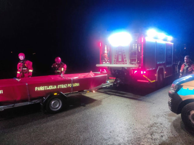 Koszmarny finał piątkowego wieczoru. Auto wpadło do stawu. W środku cztery osoby