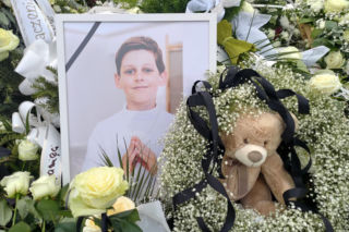 Pluszowy miś z czarną wstążką strzeże grobu Nikodema Mareckiego. Piękny pogrzeb 11-letniego aktora