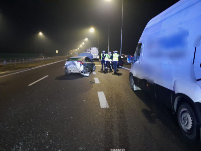 Karambol na S19. 18 aut rozbitych, 12 osób w szpitalu. Droga zablokowana całą noc