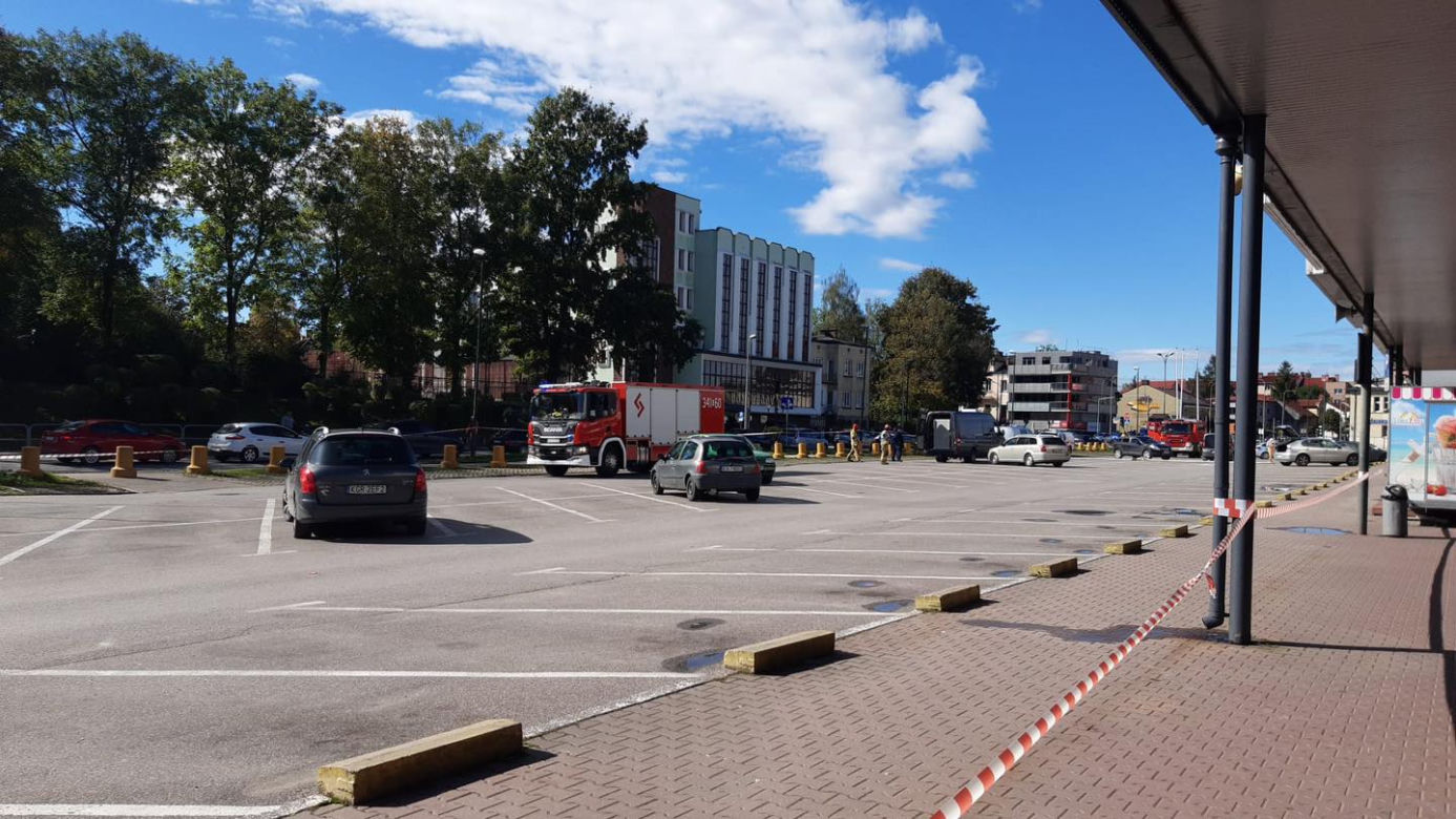 Zaczęła rozpakowywać paczkę i doznała szoku! Pod galerią zaroił się od policji