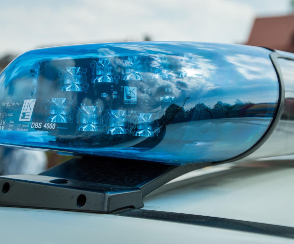 Niebieska lampa ostrzegawcza na dachu policyjnego radiowozu. O skandalu obyczajowym w policji przeczytasz na Eska.