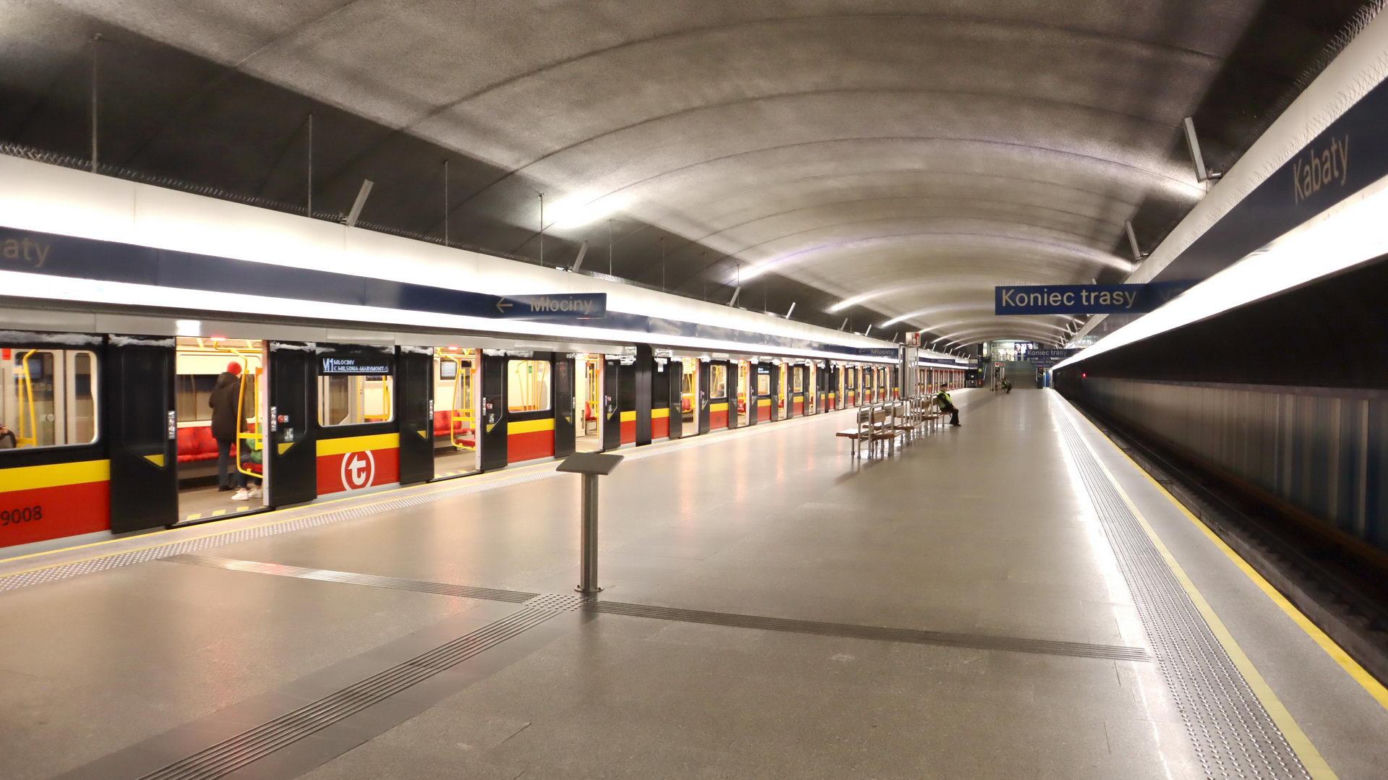 Metro w Warszawie już wozi pasażerów, ale wciąż są drążone nowe linie