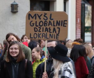 Młodzieżowy Strajk Klimatyczny w Toruniu. Protestowali przeciwko rządowi i korporacjom