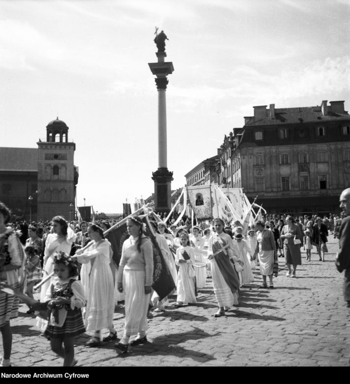 Odświętne stroje i procesja ulicami. Tak obchodzono kiedyś Boże Ciało 