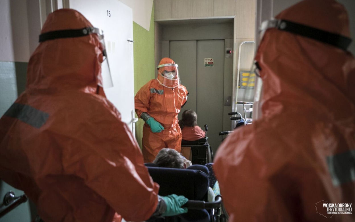Koronawirus. Lubelscy terytorialsi przeprowadzili pierwszą dekontaminację w DPS w Zamościu
