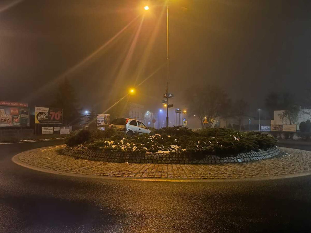 Niecodzienny „parking” na rondzie! 19-latek nie opanował Opla. Potem wyszło na jaw coś jeszcze