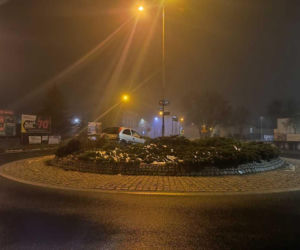 Niecodzienny „parking” na rondzie! 19-latek nie opanował Opla. Potem wyszło na jaw coś jeszcze