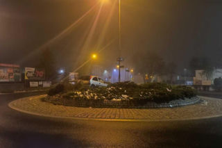 Niecodzienny „parking” na rondzie! 19-latek nie opanował Opla. Potem wyszło na jaw coś jeszcze