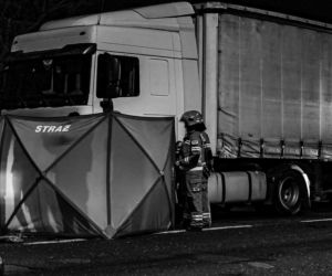 Tragedia w Zabrzu. Pieszy został potrącony przez ciężarowkę, gdy przebiegał przez ulicę koło przystanku [ZDJĘCIA]