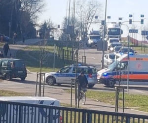 Ul. Żeromskiego. 21-latek potrącił pieszego na przejściu. 54-latek został zabrany do szpitala