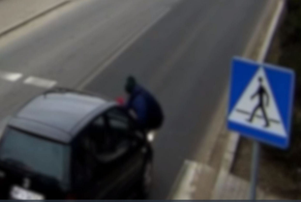 Wszedł z dzieckiem na pasy. Nagle wjechał w nich samochód wstrząsające nagranie
