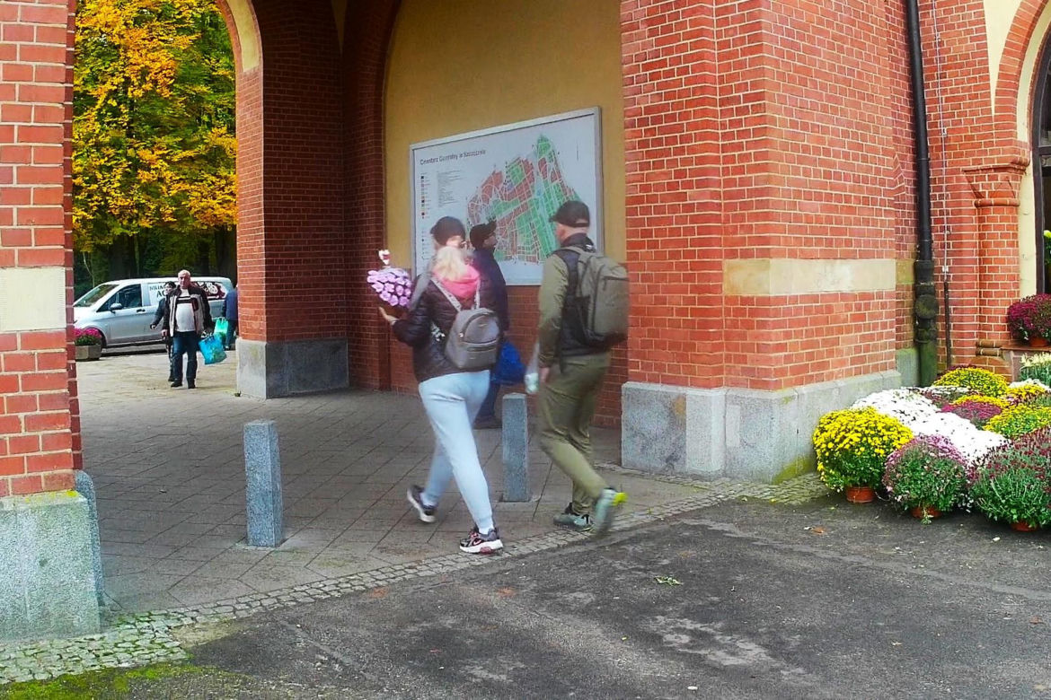 Wzmożony ruch na Cmentarzu Centralnym w Szczecinie