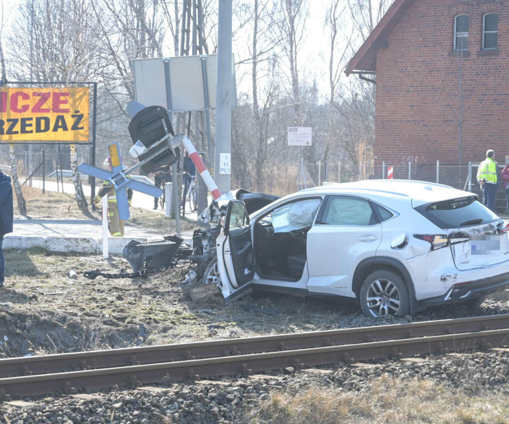 Wjechał wprost pod nadjeżdżający pociąg. Przeżył, ale chwilę później powiesił się w garażu. Dramat pod Grudziądzem