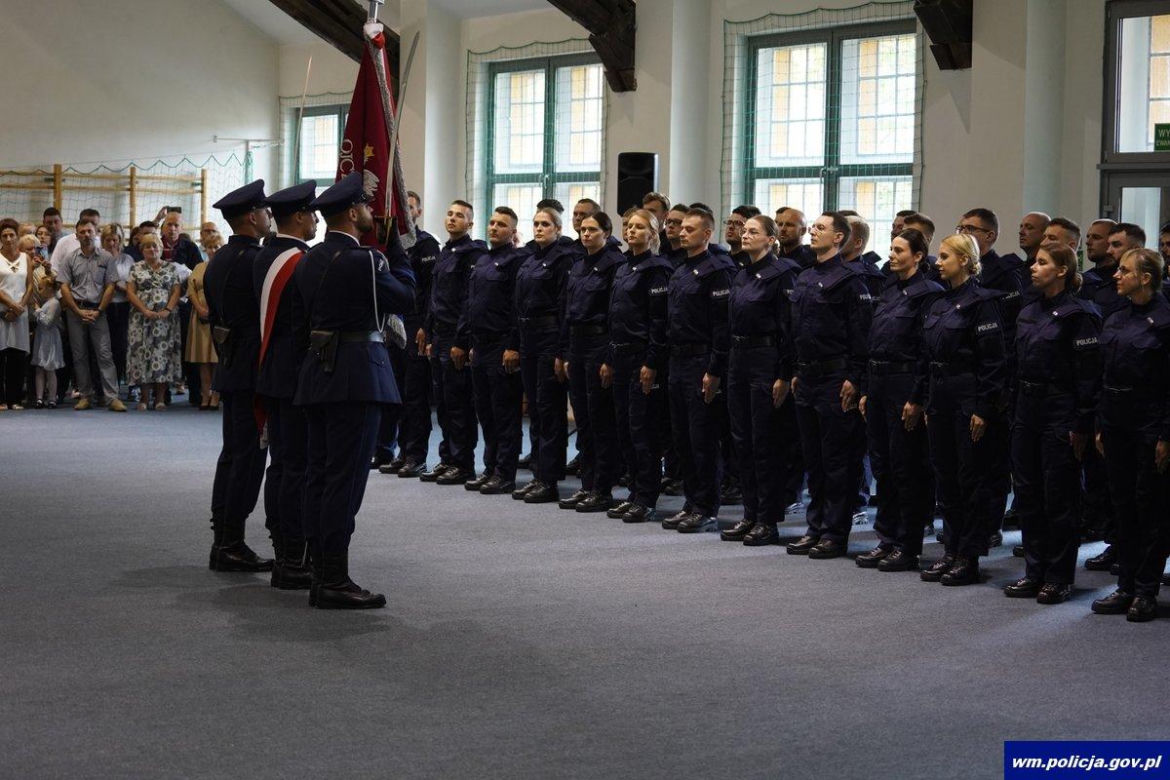 Ślubowanie nowych policjantów w Olsztynie. W szeregi wstąpiło 47 funkcjonariuszy [ZDJĘCIA]