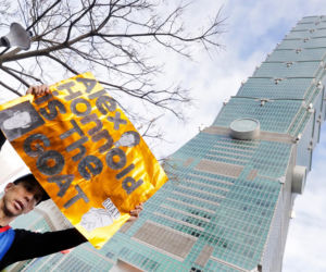 Alex Honnold wspiął się na wieżowiec Taipei 101