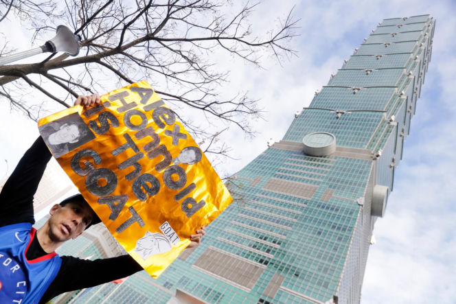 Alex Honnold wspiął się na wieżowiec Taipei 101