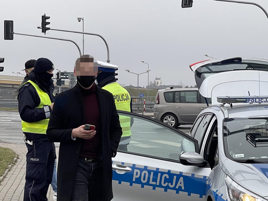Pijany wsiadł za kółko. Zderzył sie z krawężnikiem