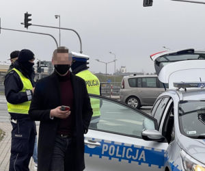 Pijany wsiadł za kółko. Zderzył sie z krawężnikiem