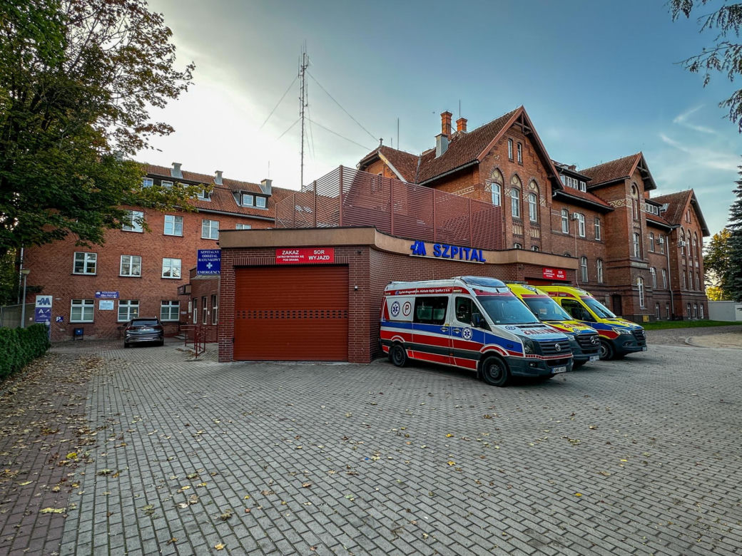 Pacjent wypadł z okna szpitala w Mrągowie i nie przeżył. Sprawą zajmuje się prokuratura