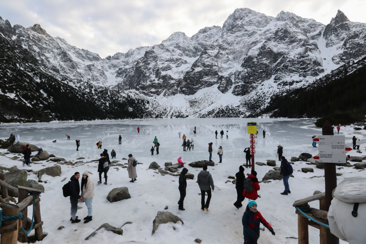 Tatry, 26.12.2022. Turyści na tafli lodu na jeziorze Morskie Oko w Tatrach