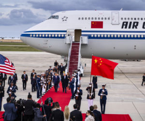 Przywódca Chin przyleciał do USA. Też przeszedł po czerwonym dywanie