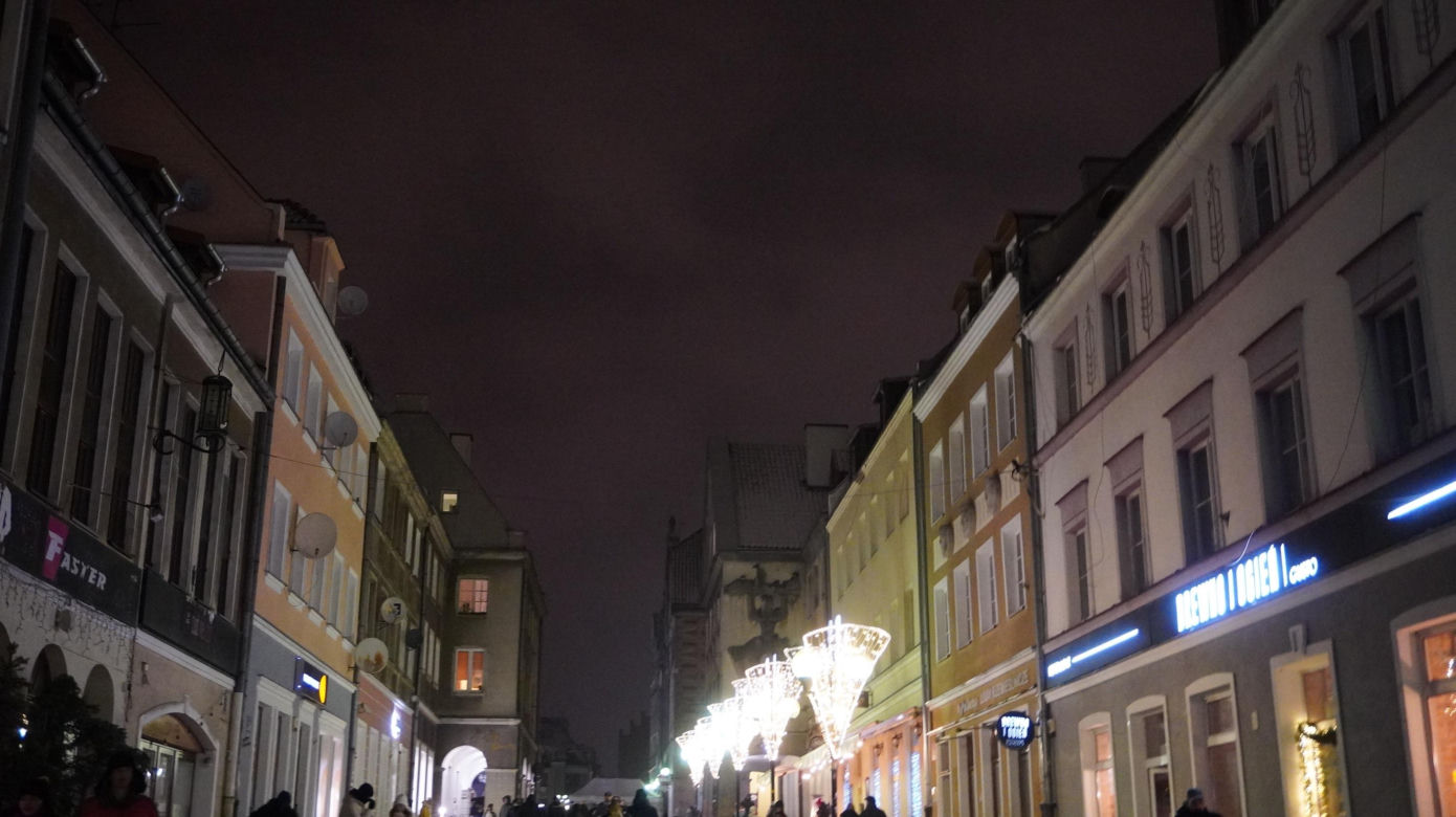 Świąteczne iluminacje w Olsztynie zachwycają. Prawdziwą „gwiazdą” jest choinka na starówce [ZDJĘCIA]