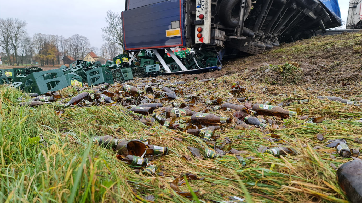 Troszkowo. Setki litrów piwa rozlały się na drogę