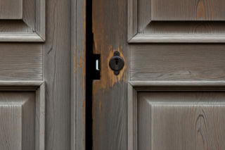 Kalisz: Zatrzymano trzy osoby za torturowanie 22-latka. Co wydarzyło się w mieszkaniu w centrum miasta?