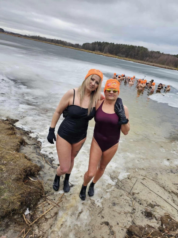 „Krasnostawskie Karpie” znów wskoczyły do zimnej wody! Zobacz, jak morsowali dla WOŚP