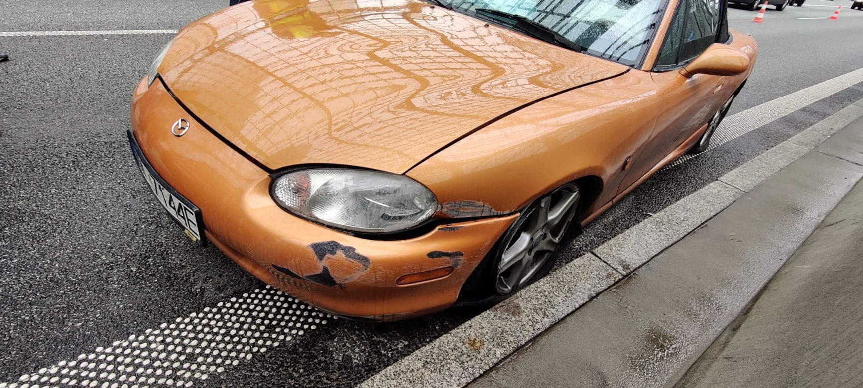 Rozbita Mazda MX-5 - wypadek na trasie S8 w Warszawie