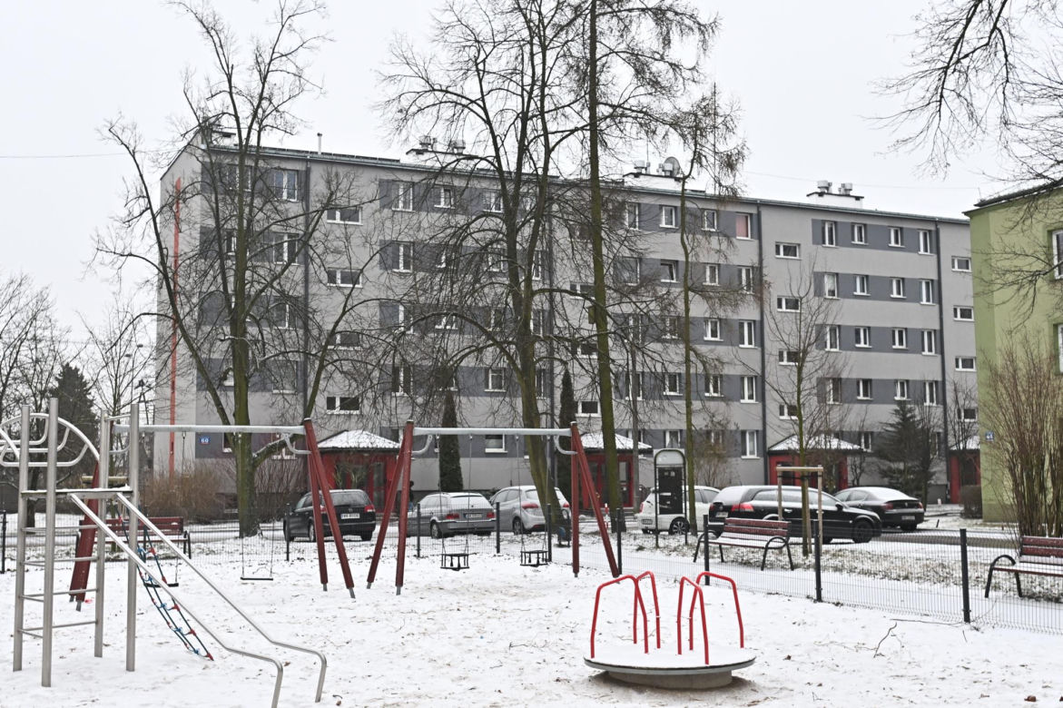 Tajemnicza śmierć rodzeństwa pod Warszawą. Jedno ciało przy grzejniku, drugie na działce 
