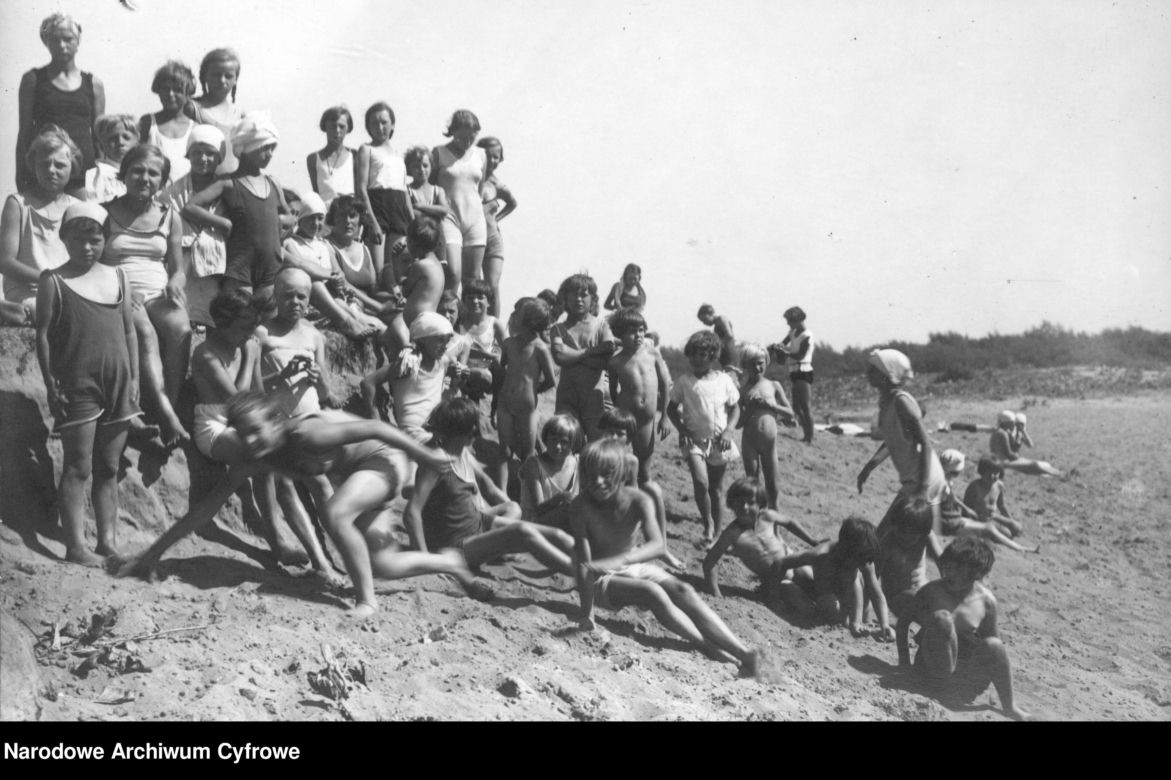 Młodzież na plaży (1930 r.)