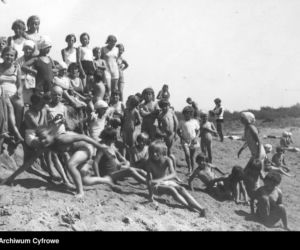 Młodzież na plaży (1930 r.)