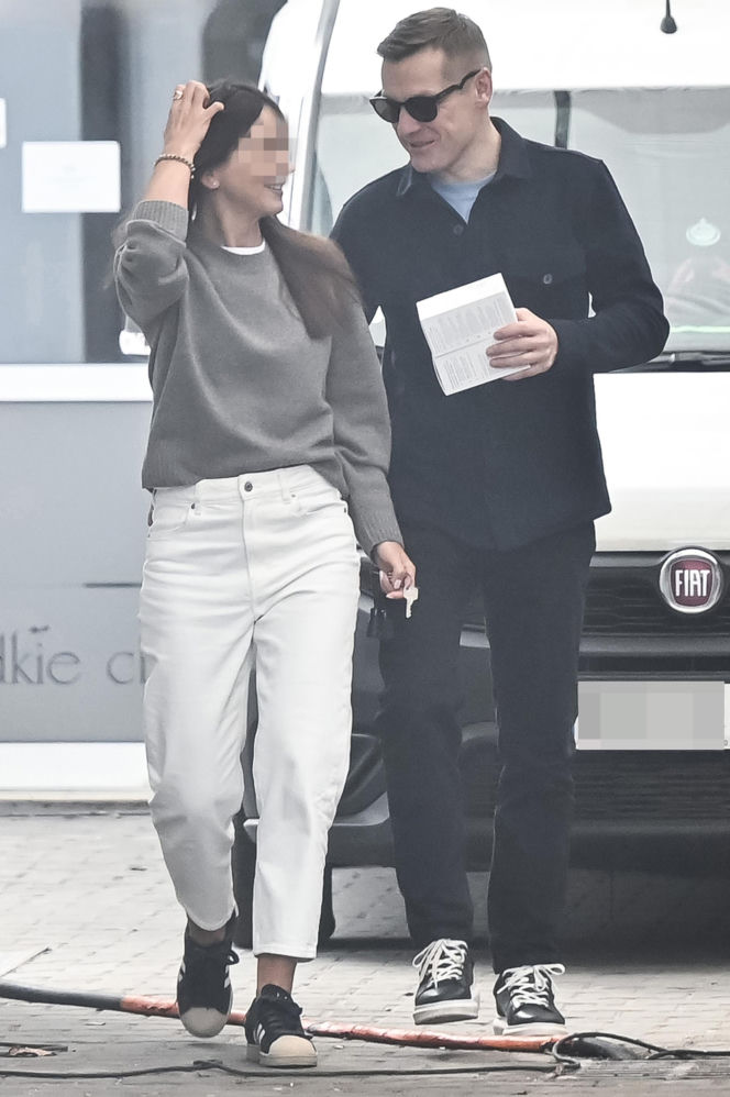 Marcin Mroczek z dziewczyną w cukierni