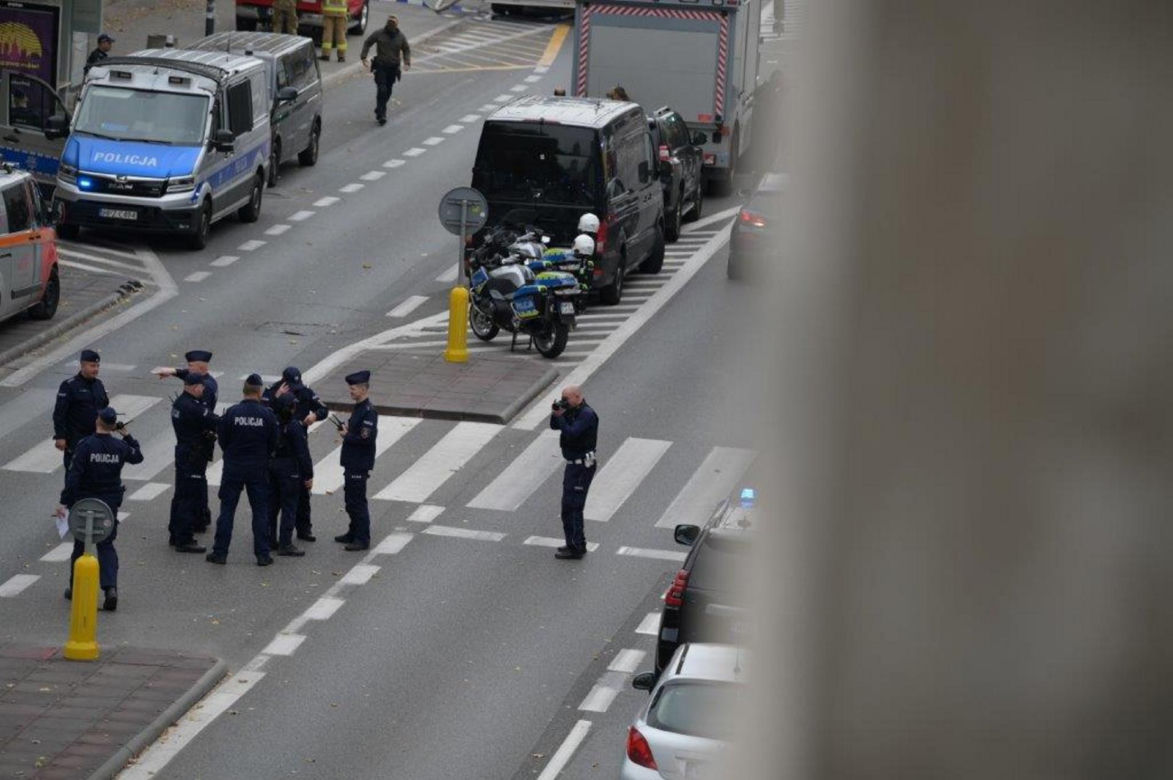 Wszedł na pomnik i twierdzi, że ma bombę. Policyjni negocjatorzy rozmawiająz desperatem