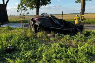 Płonąca ciężarówka i zmiażdżona osobówka. Wypadek koło Świebodzina