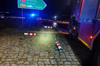 Pijany kierowca przejechał samochodem przez środek ronda w Kiełczewie [ZDJĘCIA]