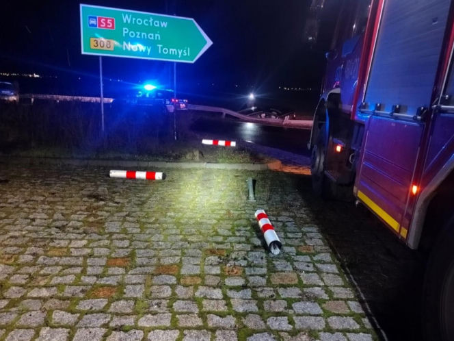 Pijany kierowca przejechał samochodem przez środek ronda w Kiełczewie [ZDJĘCIA]