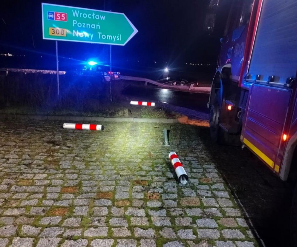 Pijany kierowca przejechał samochodem przez środek ronda w Kiełczewie [ZDJĘCIA]