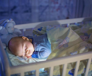 Jak rozpoznać, że niemowlęciu jest zimno w nocy? 4 ważne sygnały