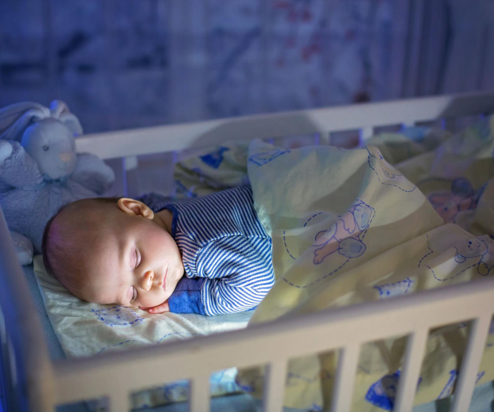 Jak rozpoznać, że niemowlęciu jest zimno w nocy? 4 ważne sygnały