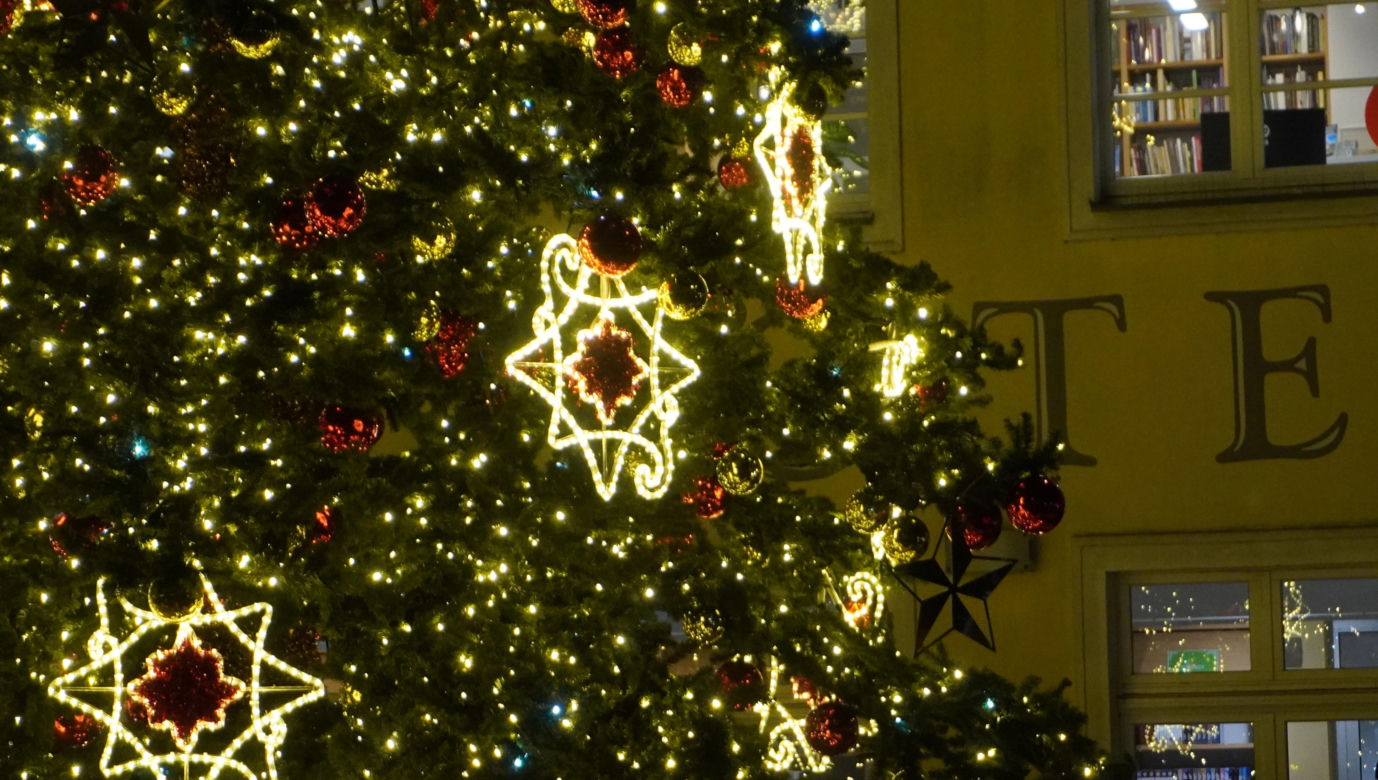 Święta w Olsztynie odpalone! Na Starym Mieście rozbłysła piękna choinka [ZDJĘCIA]