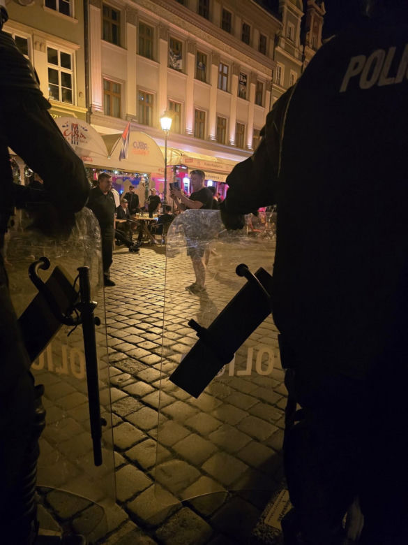 Wrocław. Burdy kibiców na Starym Rynku. Interweniowała policja [ZDJĘCIA].