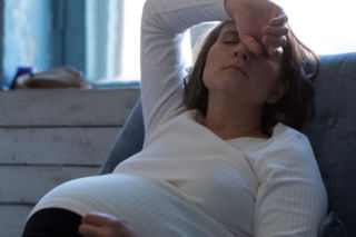 Brak więzi z dzieckiem to częsty problem kobiet w ciąży. Kluczem może być ten jeden sygnał z brzucha