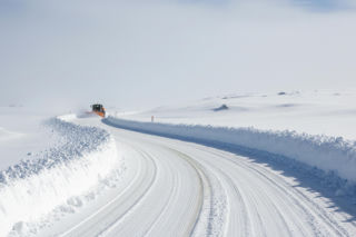 Atak zimy na Warmii. Sprawdź, co dzieje się na drogach