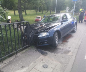 Samochód osobowy staranował barierki na Broniewskiego w Bydgoszczy