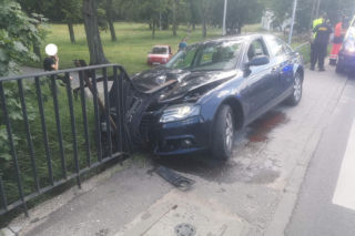 Samochód osobowy staranował barierki na Bronikowskiego w Bydgoszczy [ZDJĘCIA]