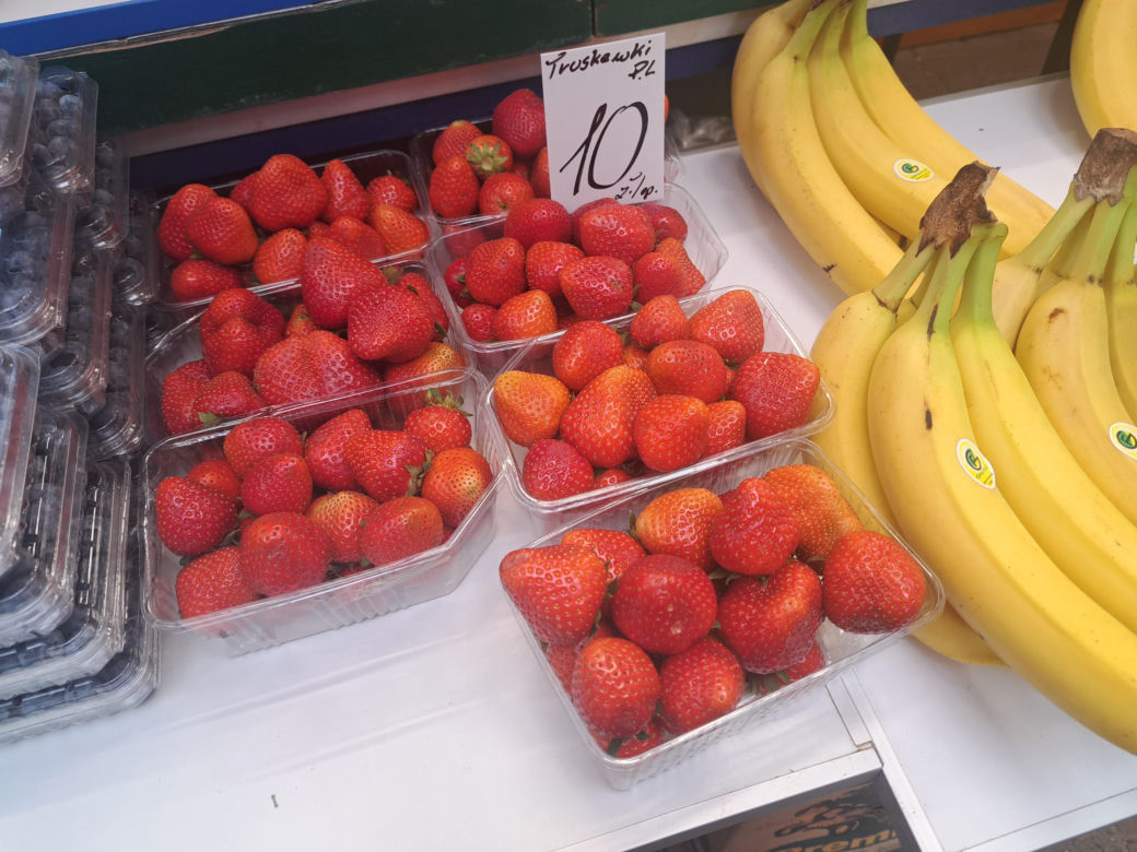 Ceny truskawek na Starym Kleparzu w Krakowie